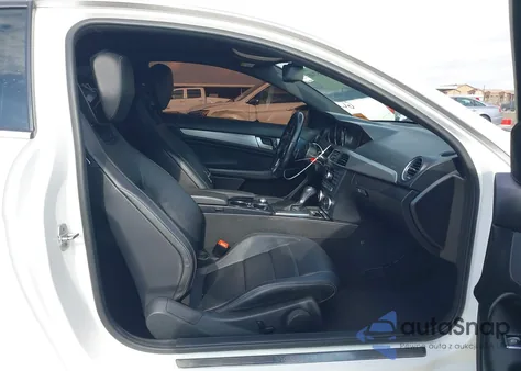 2014 Mercedes-Benz C 350 Sport 4Matic z USA, uszkodzony, nr VIN WDDGJ8JB2EG283970